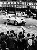 Das BMW 328 Touring Coupé überquert die Ziellinie - Mille Miglia 1940.